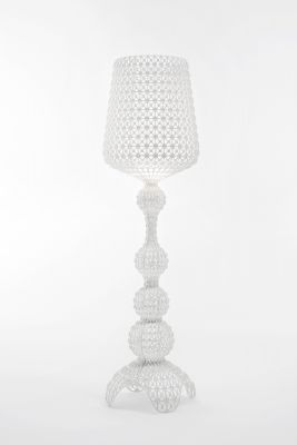 Weiße Kabuki Stehleuchte von Kartell für den Außenbereich, filigranes Design.